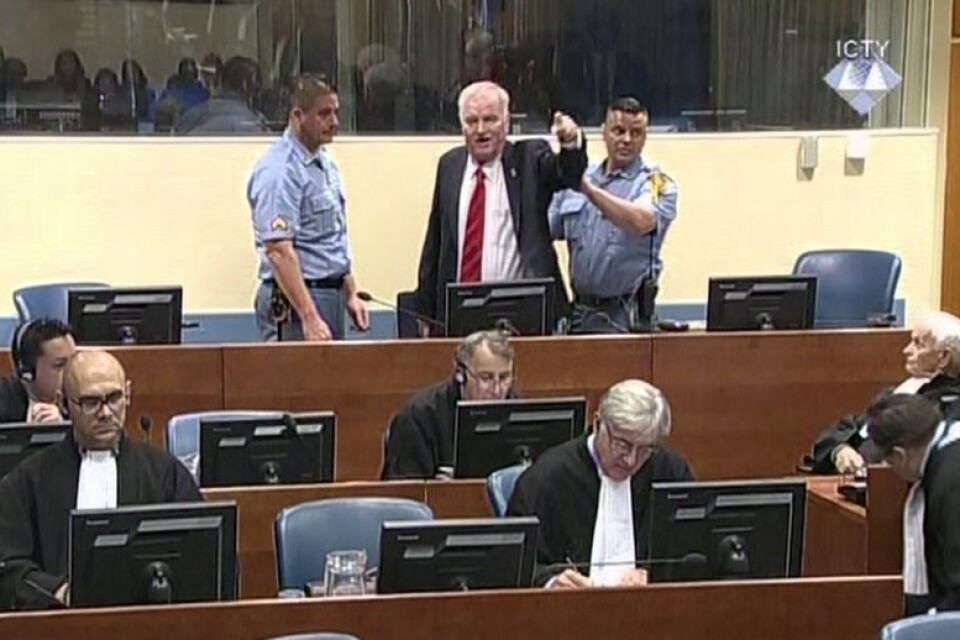 Den före detta bosnienserbiske generalen Ratko Mladic fick ett utbrott under det att domen mot honom lästes upp i krigsförbrytartribunalen i Haag. Mladic fördes ut till ett intilligande rum.
