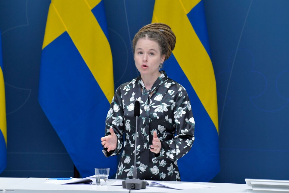 Amanda Lind (MP) på presskonferensen den 24 april. Ida Eriksson (M) tycker att kulturministern sviker den svenska landsbygden.