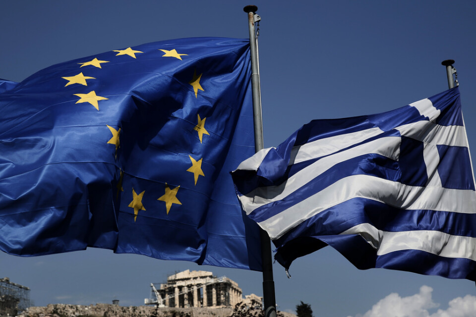Inte helt lätt att hissa EU-flaggan. Här ett upp- och nedvänt exempel från Grekland. Arkivbild.