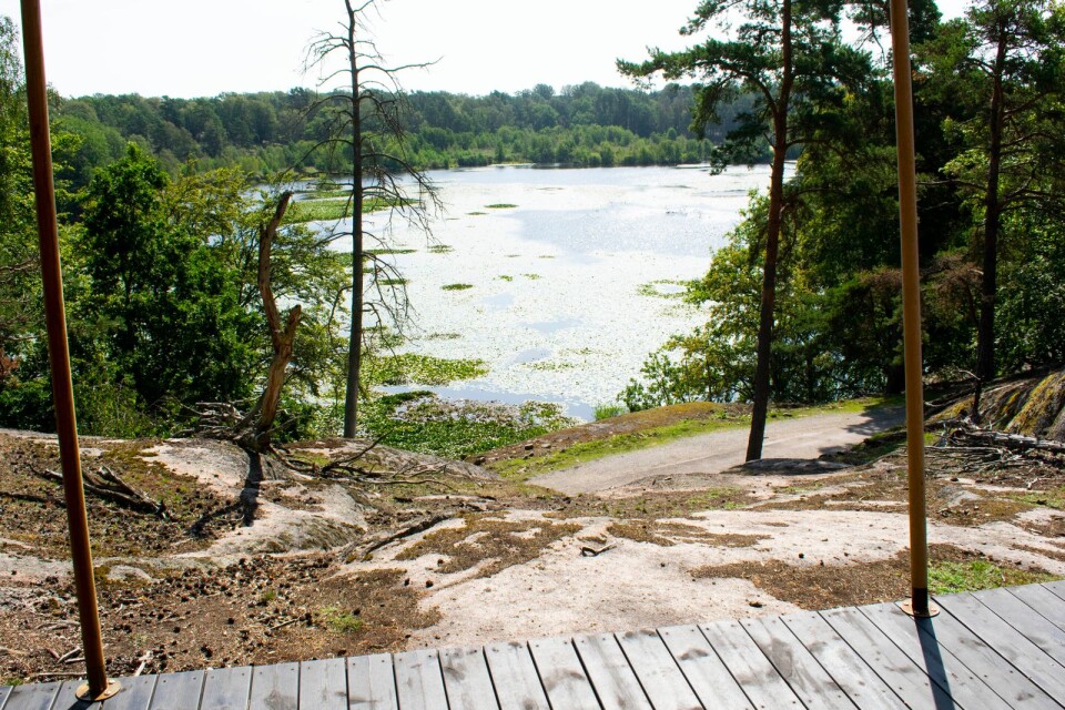 Tältet är placerat ute i parken på ett berg med utsikt över Färsksjön.