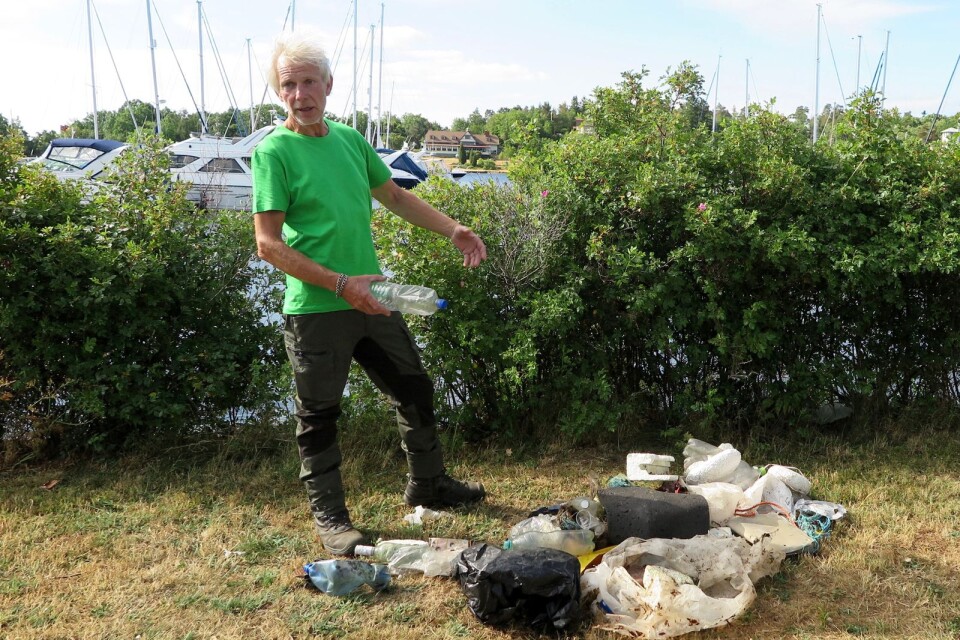 På en halvtimmes promenad längs kusten fylldes en 160 liters säck med skräp. Herman Wahlström berättar om det skräp som hittats på kuststräckan.
