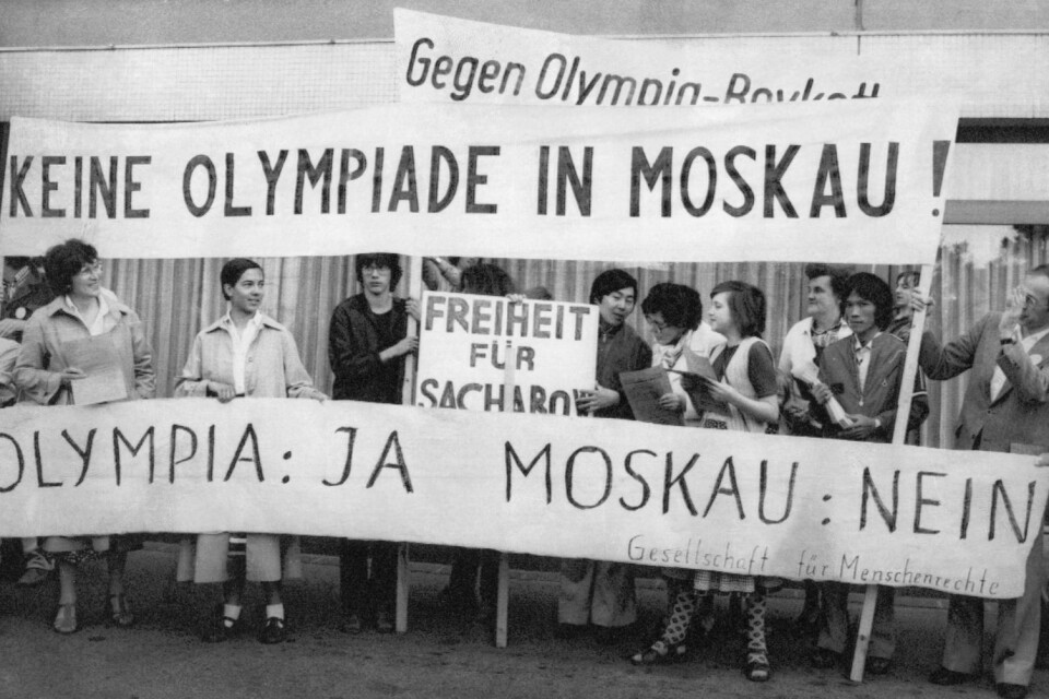 Demonstration utanför ett hotell i Düsseldorf där Västtysklands olympiska kommitté sammanträder för att besluta om en bojkott eller inte av de olympiska spelen i Moskva.