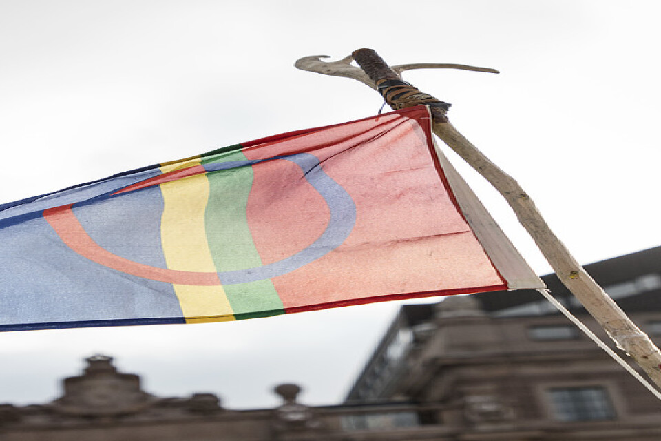 Samernas flagga framför Sveriges Riksdag. Flaggan är den officiella symbolen för samerna i Sverige, Norge, Finland och Ryssland. Arkivbild.