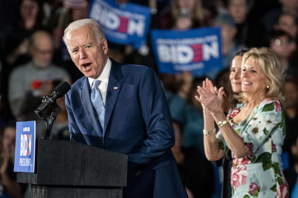 Den demokratiske presidentaspiranten och tidigare vicepresidenten Joe Biden applåderas av sin hustru Jill Biden i South Carolina.