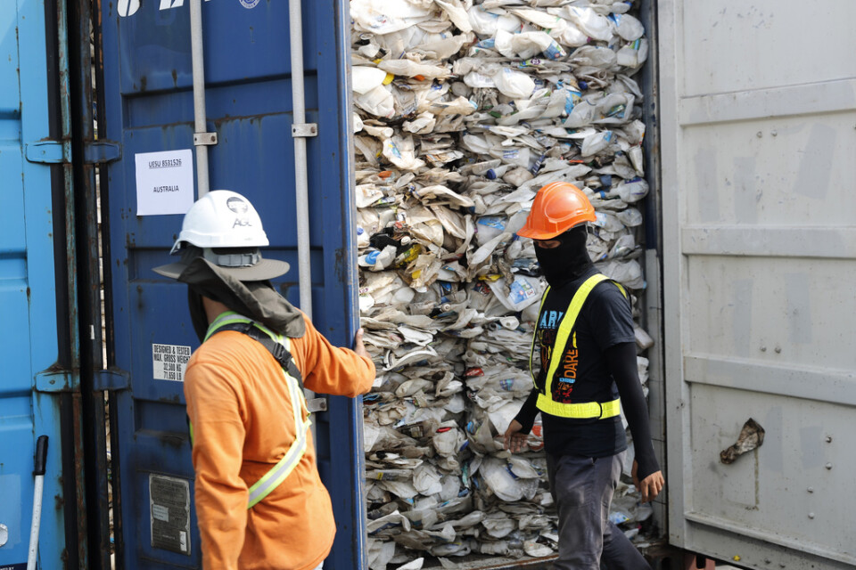 Insamlade plastsopor i en container i Klang, Malaysia. Arkivbild.