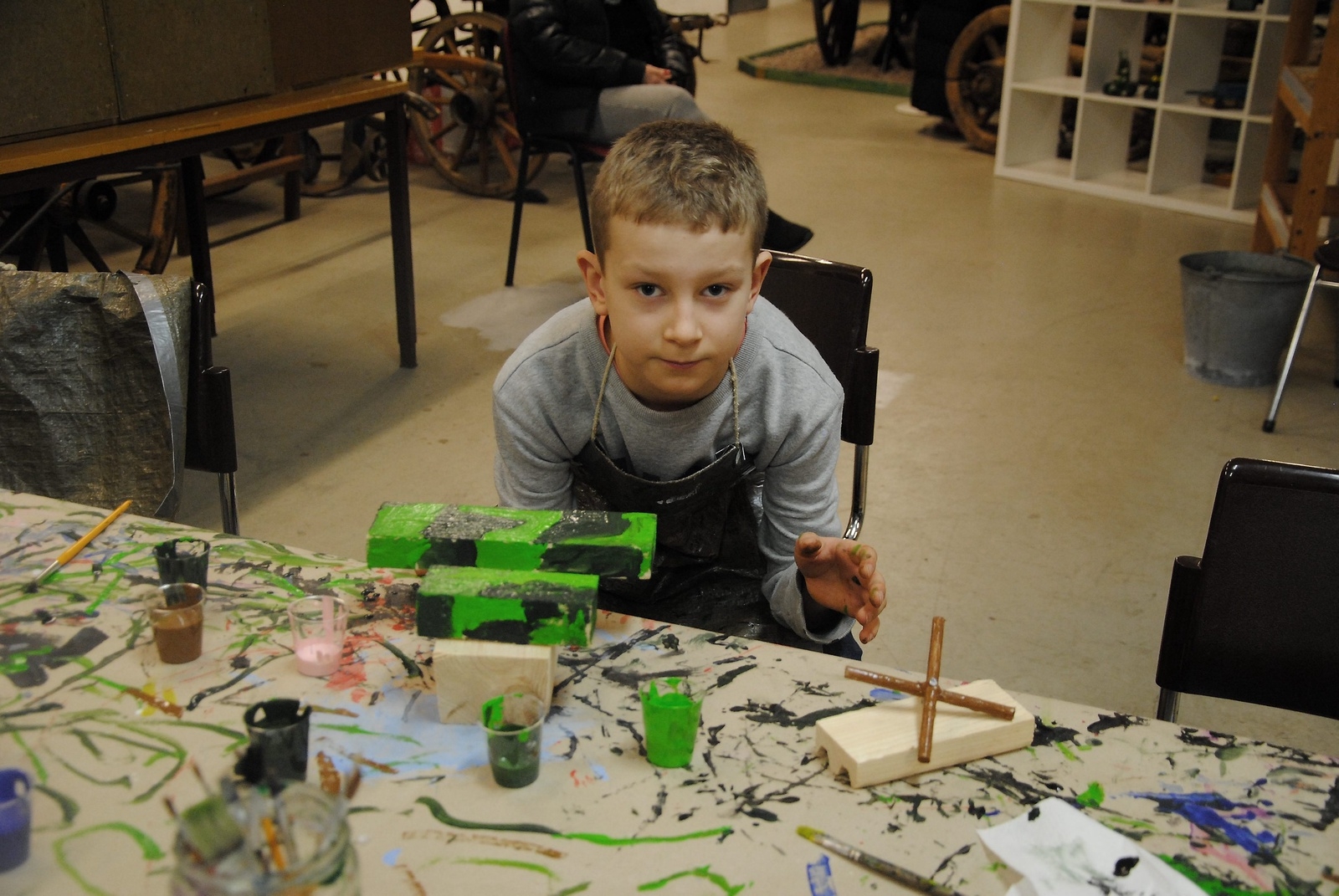 Filip Samevik tycker om teknik och att bygga saker med trä och lego. Här har han byggt ett flygplan.    Foto: Stefan Olofson