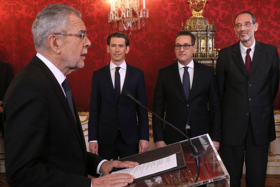 18 december kungjorde Österrikes president Alexander Van der Bellen (t v) den nya regeringen med förbundskanslern Sebastian Kurz, närmast till höger, och intill honom FPÖ-ledaren Heinz-Christian Strache.