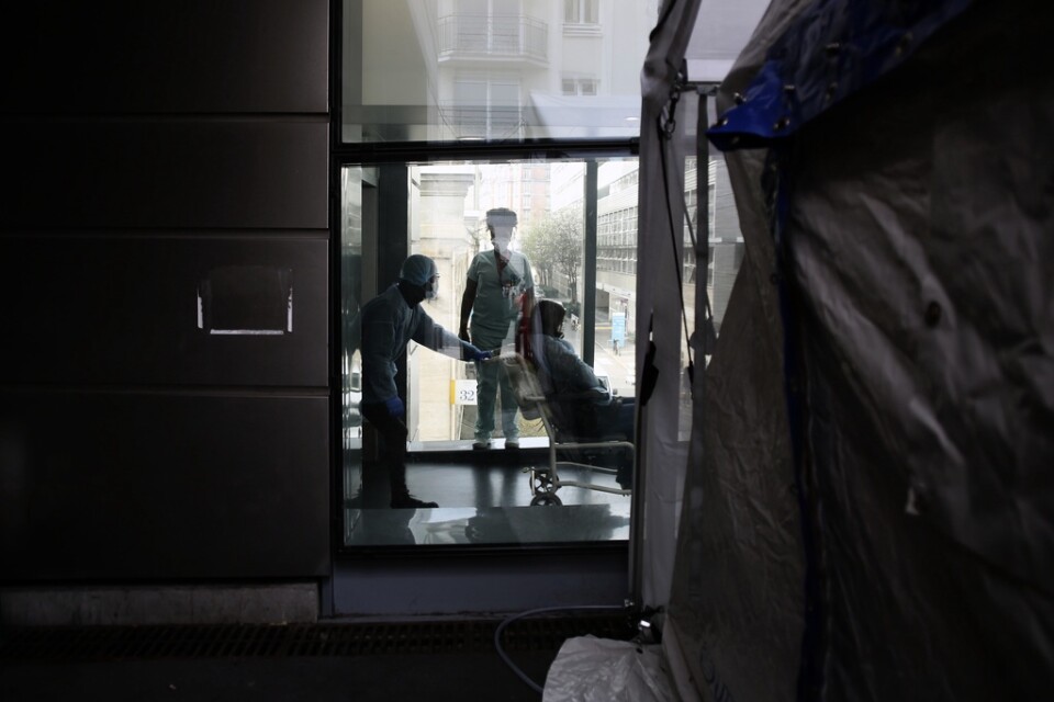 En patient kommer till ett sjukhus i Paris. Arkivbild.