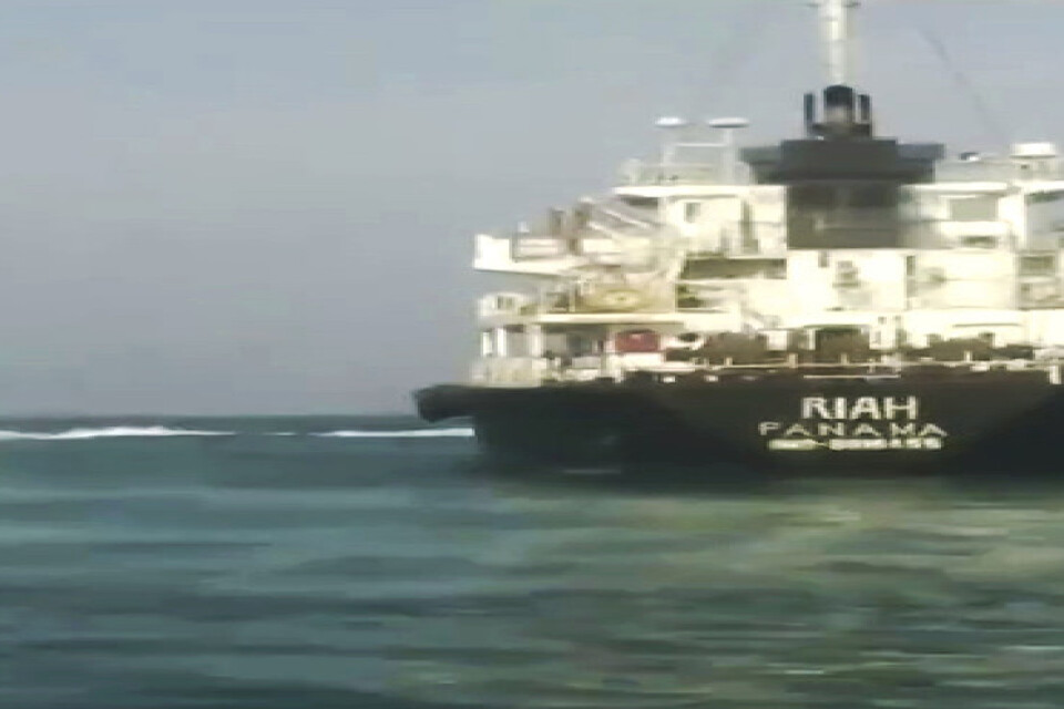 Den Panamaflaggade oljetankern MT Riah omringad av fartyg från det iranska revolutionsgardet. Arkivbild.