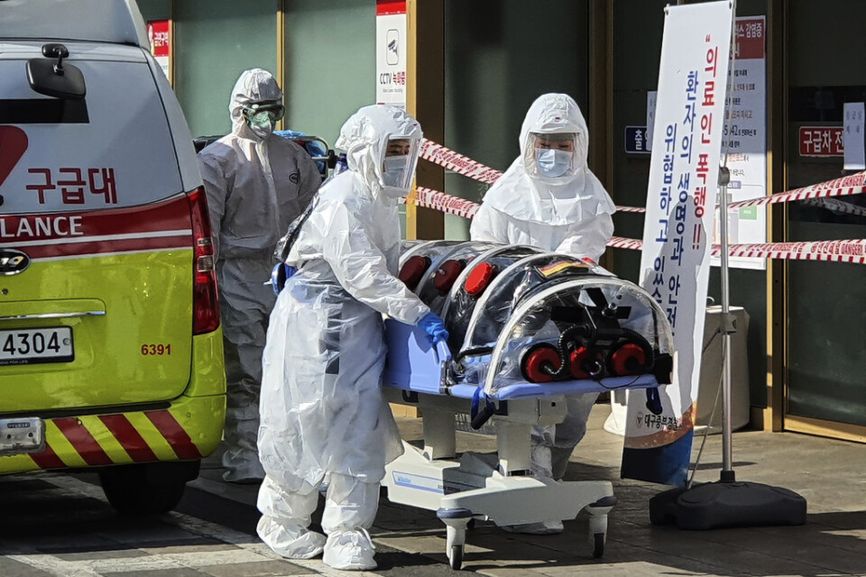 En person som tros ha smittats av coronaviruset tas emot vid ett sjukhus i Daegu, Sydkorea.