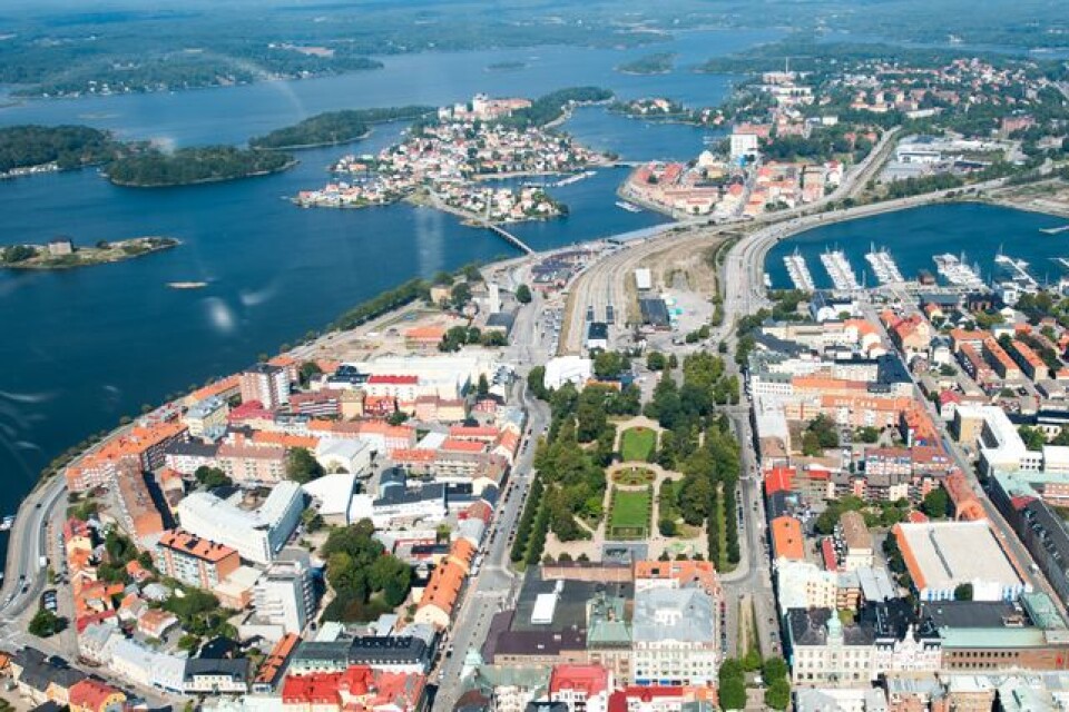 Karlskronas sociala elit var på 1700- och 1800-talen blandad och heterogen, den var inflyttad. Flottisternas internationella erfarenheter gjorde att Karlskrona under perio­den var en internationellt orienterad och kosmopolitisk stad.
