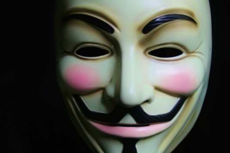 Männen som begick brandattentatet bar så kallade Anonymous-masker, enligt vittnen.