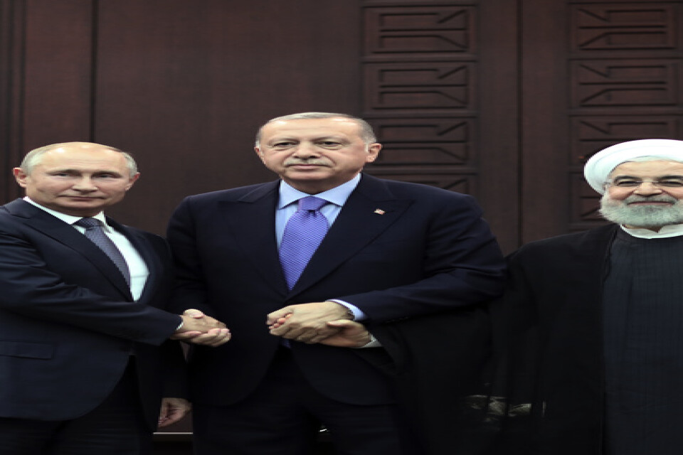 Turkiets president Recep Tayyip Erdogan, i mitten, Rysslands president Vladimir Putin, till vänster. och Irans president Hassan Rohani vid måndagens möte i Turkiets huvudstad Ankara.