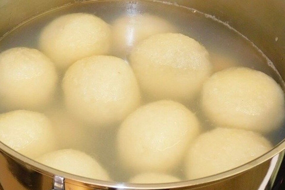 Place a few kroppkakor at a time in the water and simmer for 10-12 minutes.