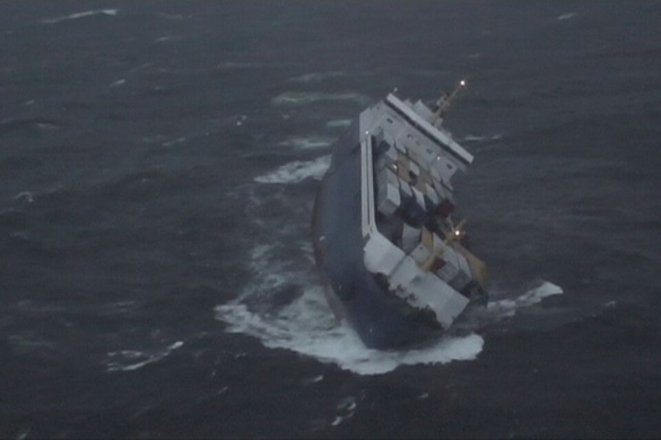 Fraktfartyget Finnbirch förliste utanför Öland 2006. Nu läcker fartyget olja. Men den nordliga vinden gör att Öland inte direkt hotas.