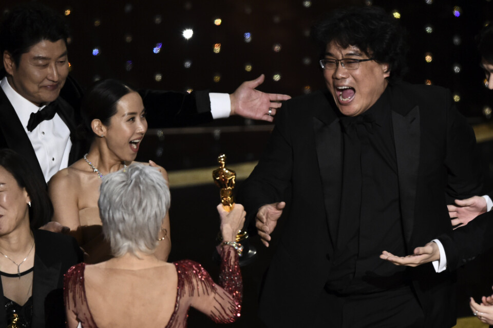 Bong Joon-Ho visar vad han känner sedan hans "Parasit" vunnit priset för årets film på årets Oscarsgala.