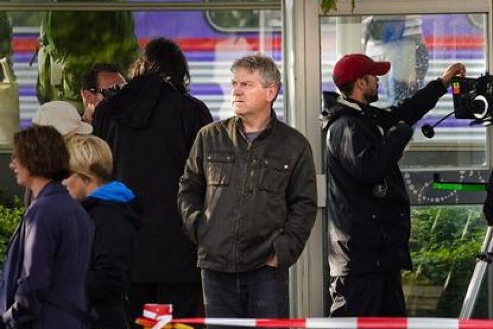 Kurt Wallander, spelad av Kenneth Branagh, gör sig redo för telefonkiosken vid pågatågstationen i Ystad. bild: gustav wennerholm