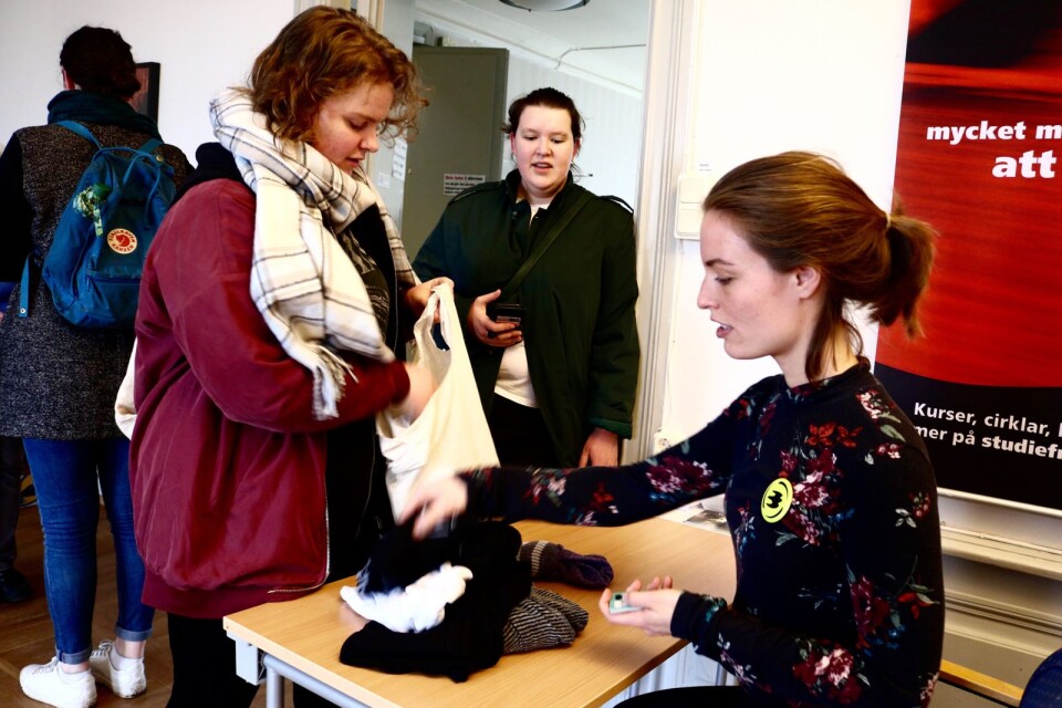 Rebecka Rothstein och Tove Fridman lämnade in kläder till Amanda Axelsson, ordförande i Naturskyddsföreningens Kalmarkrets.