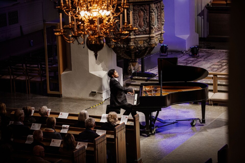 Pianist Johan Möller Lekemo i Caroli kyrka under konserten Rhapsody in blue.