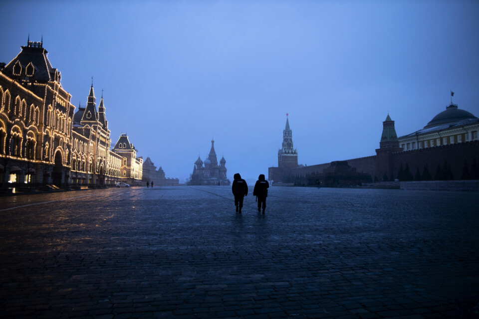 Två poliser patrullerar på ett näst intill tomt Röda torget i Moskva, i måndags.
