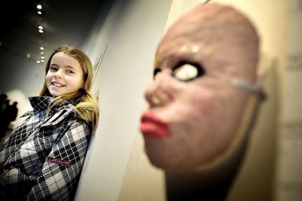 Alice Nikolic-Kajrup visar sin mask.
