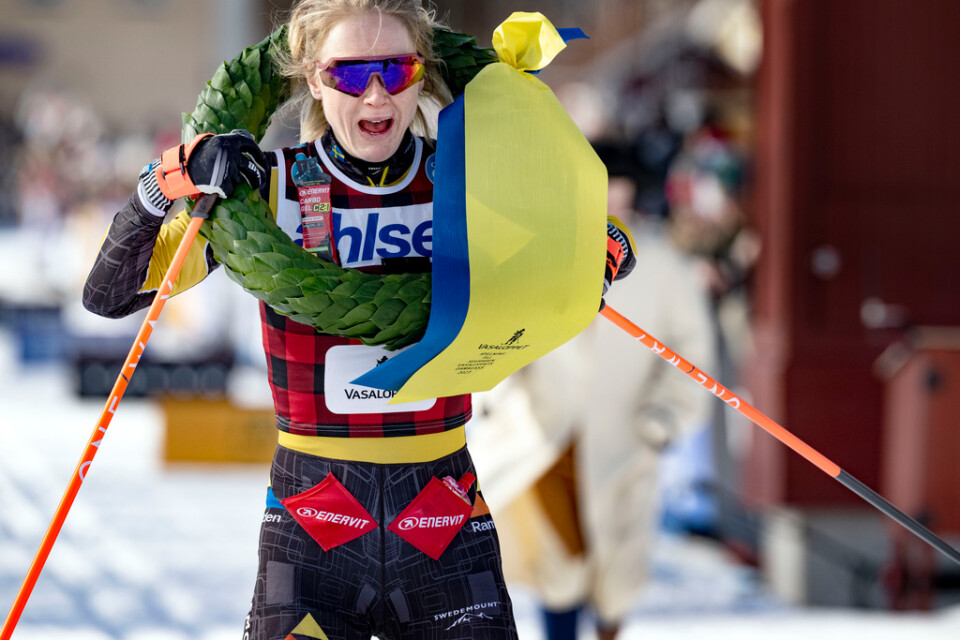 Norges Emilie Fleten går i mål som vinnare i Vasaloppets damklass. Svenskan Lina Korsgren hjälpte henne att bli en vinnare