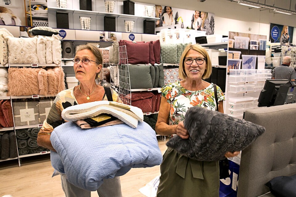 Ingalill Andersson och Sara Ryd var några av de som passade på att besöka Jysks nya butik som öppnade på torsdagsförmiddagen.