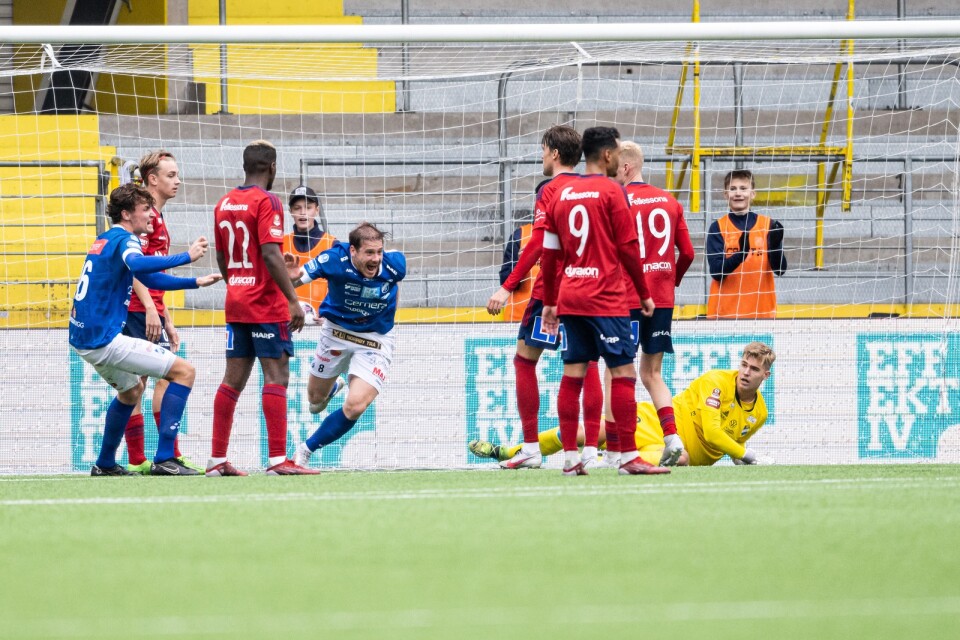 Norrbys Nicklas Savolainen jublar efter att gjort 2-0 under fotbollsmatchen mellan Norrby och Öster.
