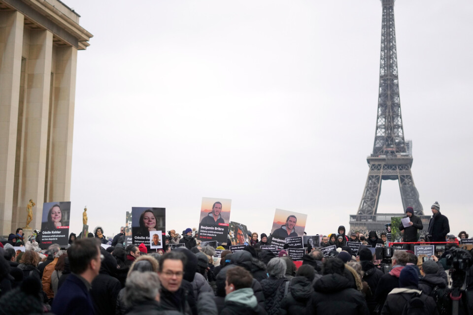 Demonstranter i Paris som håller upp porträtt på franska medborgare som fängslats i Iran. Arkivbild.