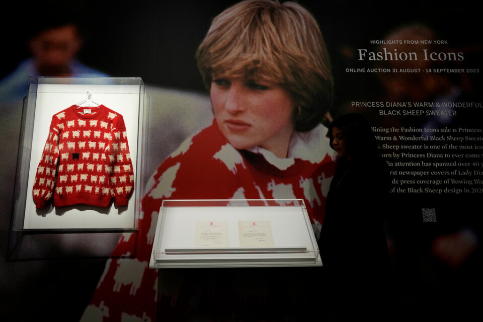 Lady Diana Spencer – senare prinsessa av Wales – i sin röda "fårtröja". Nu hoppas auktionshuset Sothebys att tröjan ska säljas på en modeauktion för minst en halv miljon kronor.
