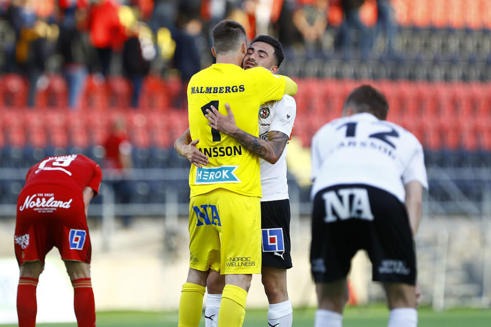 Örebros målvakt Oscar Jansson kramas om av Simon Amin efter slutsignalen.