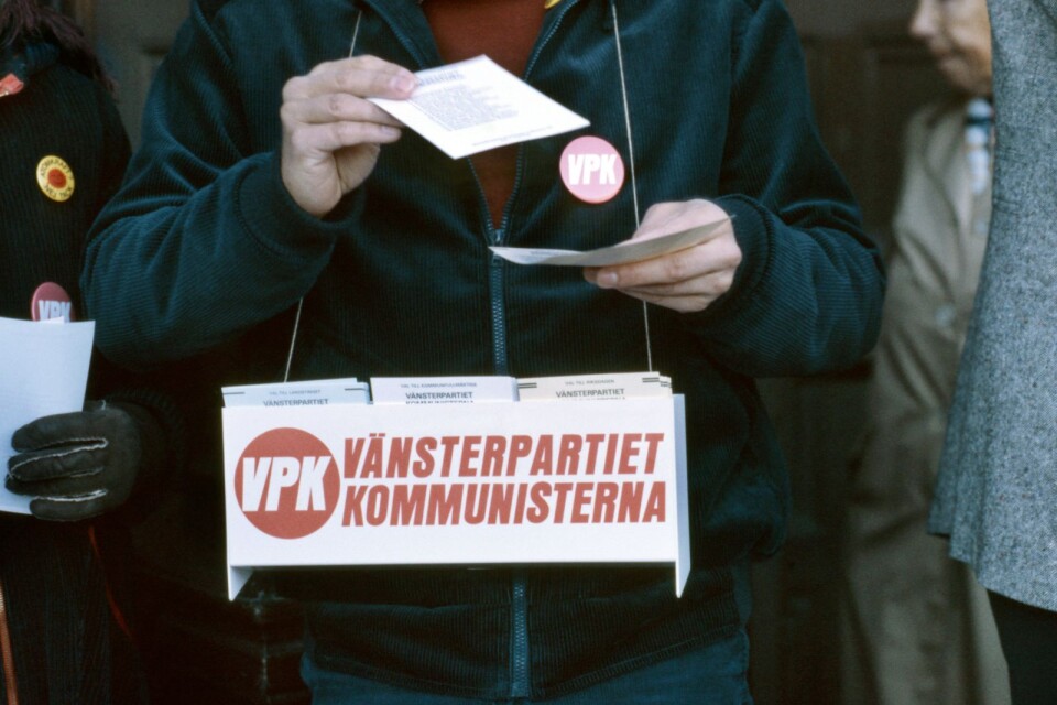 En valarbetare delar ut valsedlar för Vänsterpartiet Kommunisterna (VPK) vid riksdagsvalet 1979.