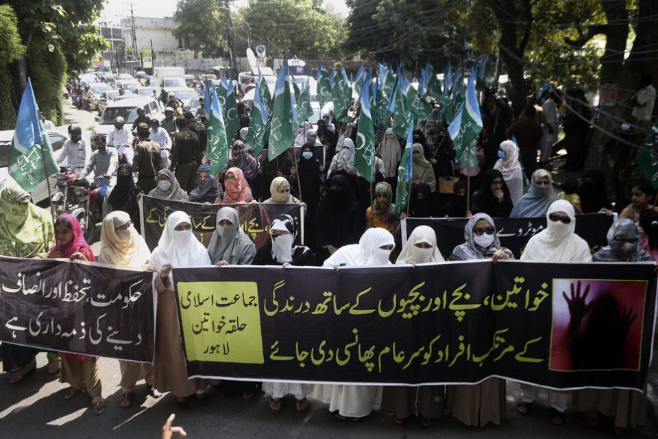Anhängare av den islamistiska rörelsen Jamaat-e-Islami demonstrerar i Lahore med anledning av gruppvåldtäkten, med budskap om att förövare som ger sig på kvinnor och barn "bör hängas offentligt".