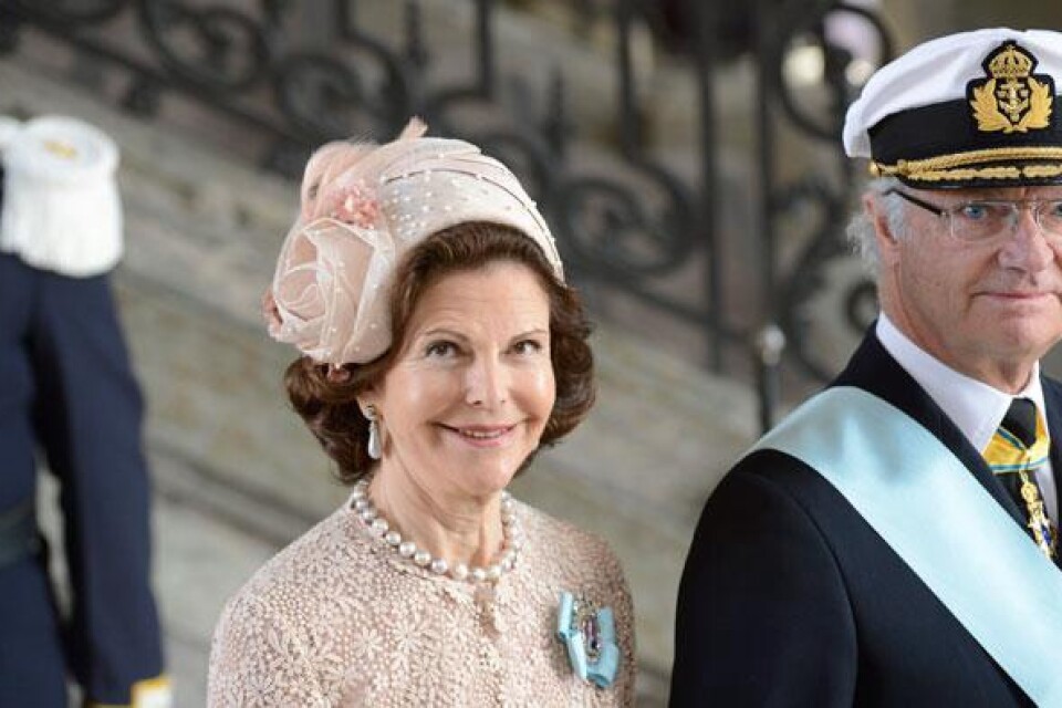 Kung Carl XVI Gustaf och drottning Silvia anländer.
