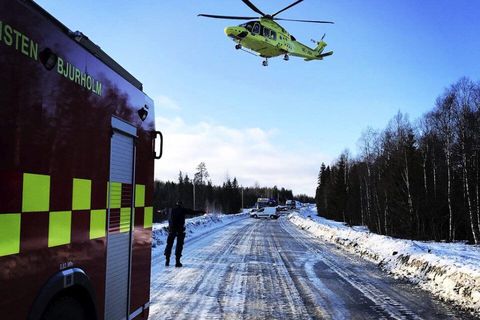Vägen mellan Bjurholm och Vännäs är avstängd efter en svår trafikolycka.