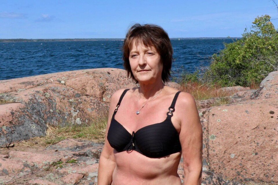 Lynette Kolberg från Åmotfors slappnar av på klipporna vid Gunnarsö i Oskarshamn.