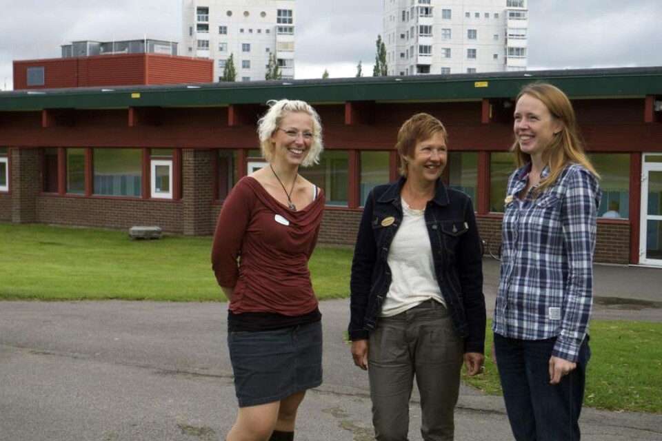 Annika Petersson, mitten, och Maria Bollen Helstad har utbildat sig i datoranvändning som AV-media ordnar. Anna Prissberg, till vänster, ansvarar för utbildningen.