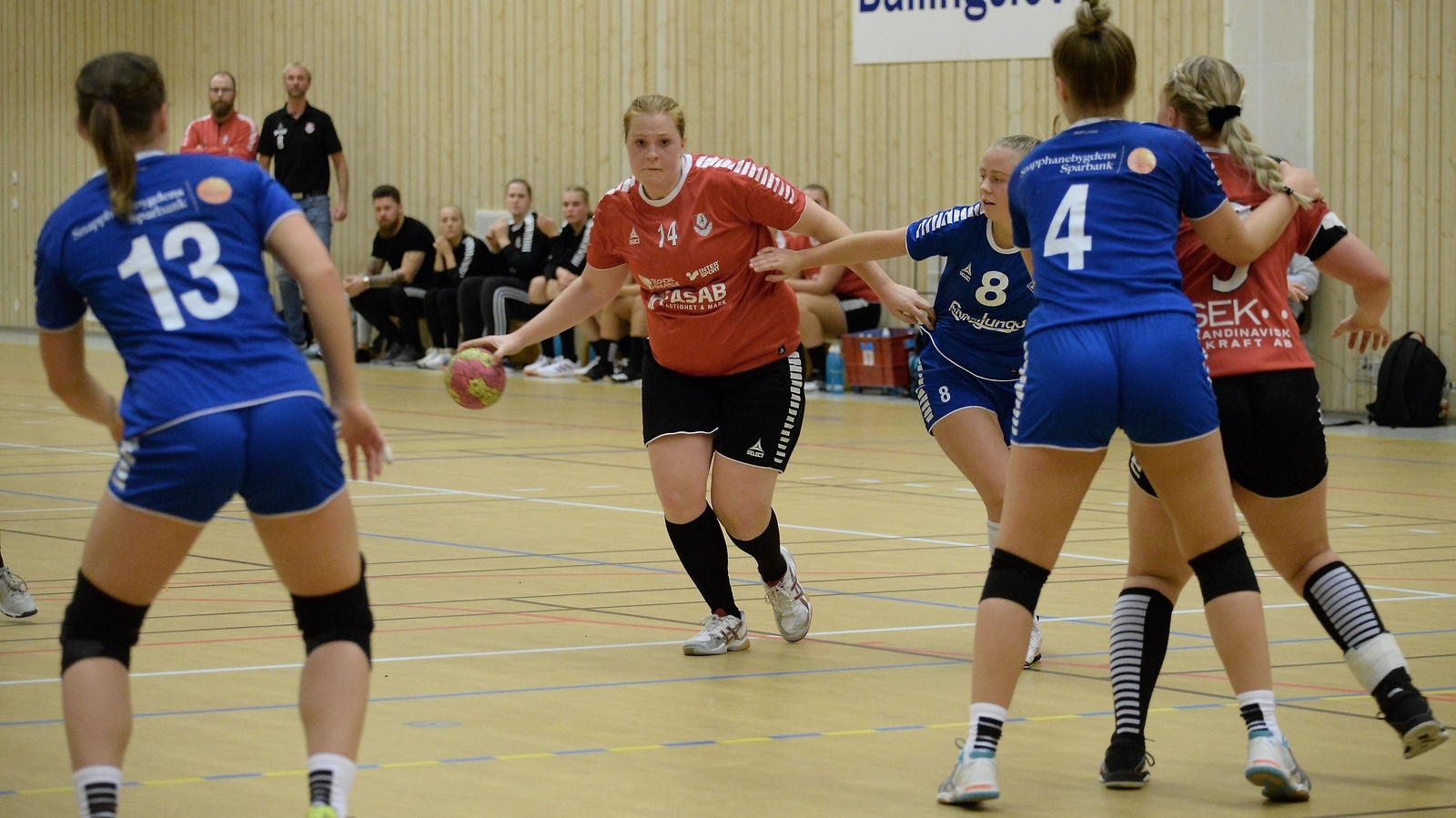 Martina Avander gjorde fem av HHF:s mål i derbyt mot Bjärnum som hemmalaget vann med 31–15.              Foto: Marika Höghäll
