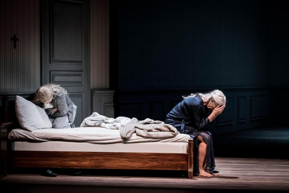 Eva (Erika Sunnegårdh) och Charlotte Andergast (Charlotte Hellekant) i en scen ur nya operan ”Höstsonaten”.