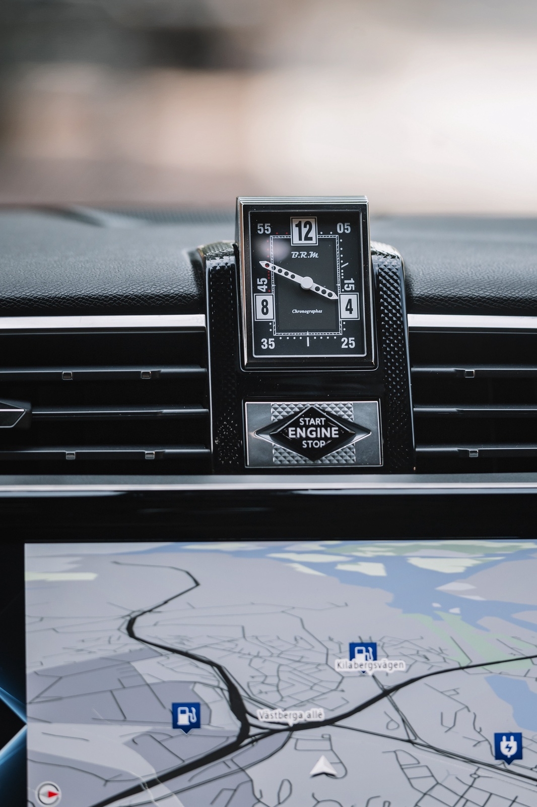 En analog klocka är ett måste i ståndaktiga bilar.