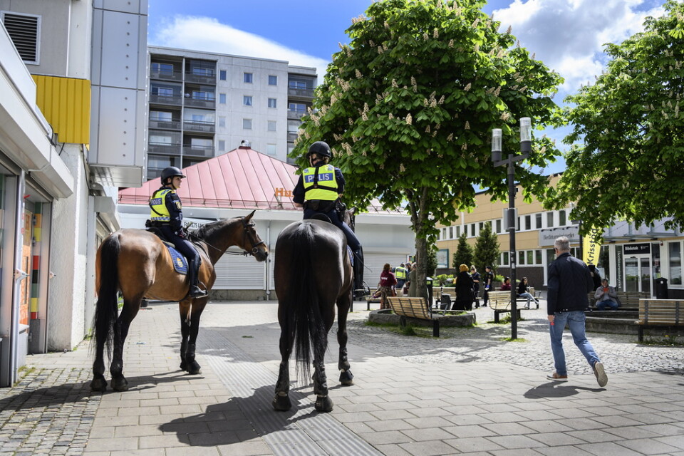 Ridande poliser patrullerar Husby Centrum för att hålla lugn och ordning.