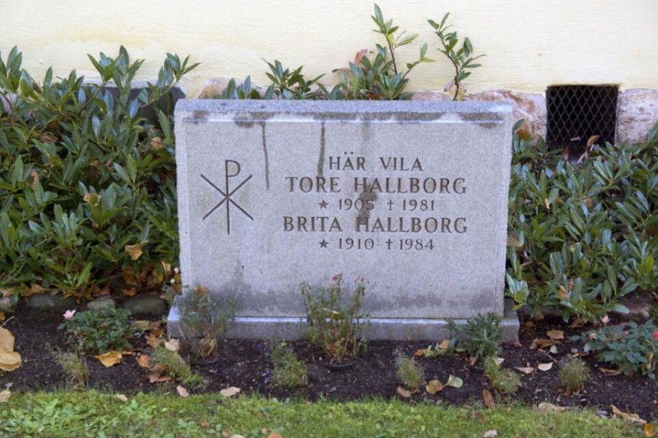 Endast en grav återfinns på kyrkans västra sida. Här ligger den förre kyrkoherden Tore Hallborg och hans hustru Brita begravda. Nedgrävandet av fjärrvärmerör sker dock på behörigt avstånd från graven.