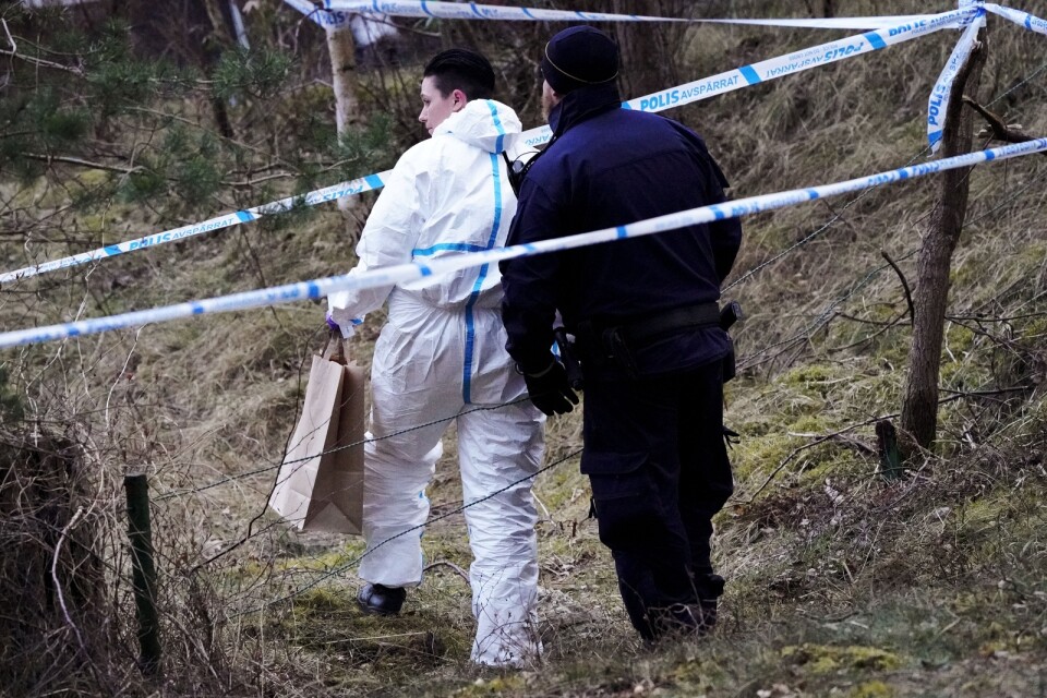 ÅHUS 2018-04-10 
Polis och kriminaltekniker på plats vid bostaden efter att kvinnan hittats död. 
Foto: Johan Nilsson / TT / Kod 50090