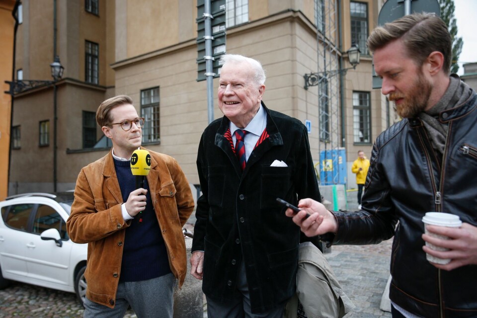 Kjell Espmark lämnar Börshuset efter ett sammanträde i höstas.