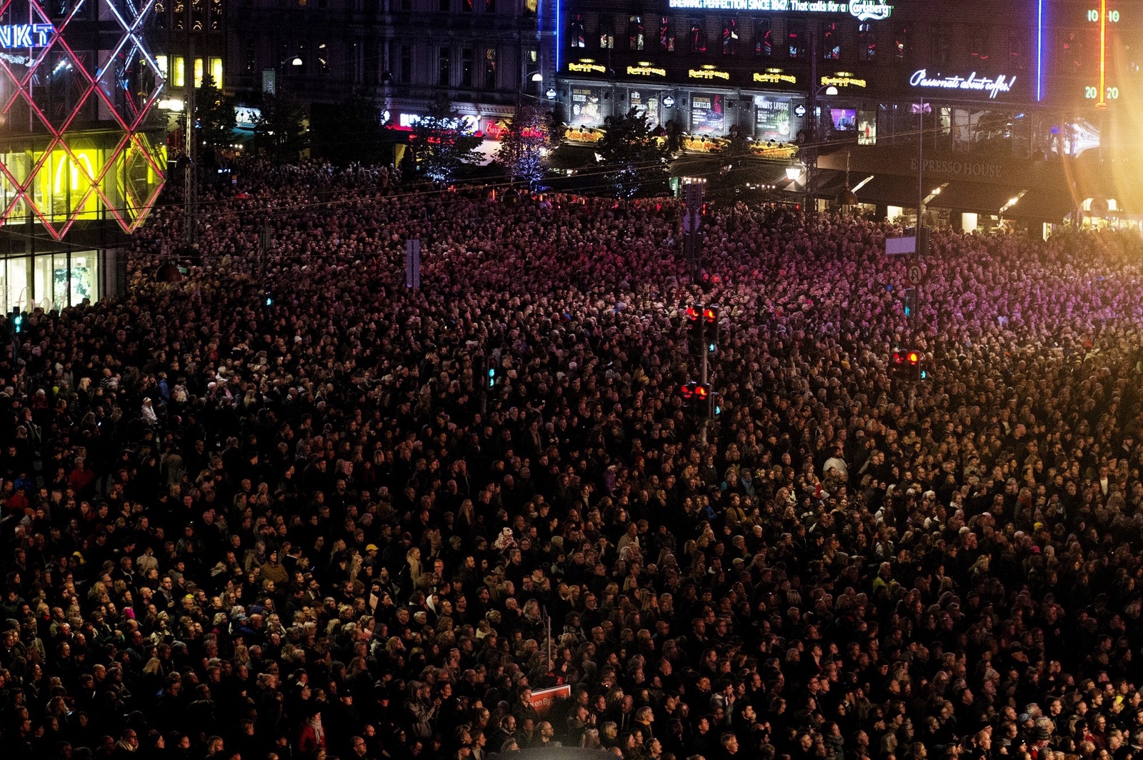 Tiotusentals personer samlades för att hedra Kim Larsens minne. Foto: TT