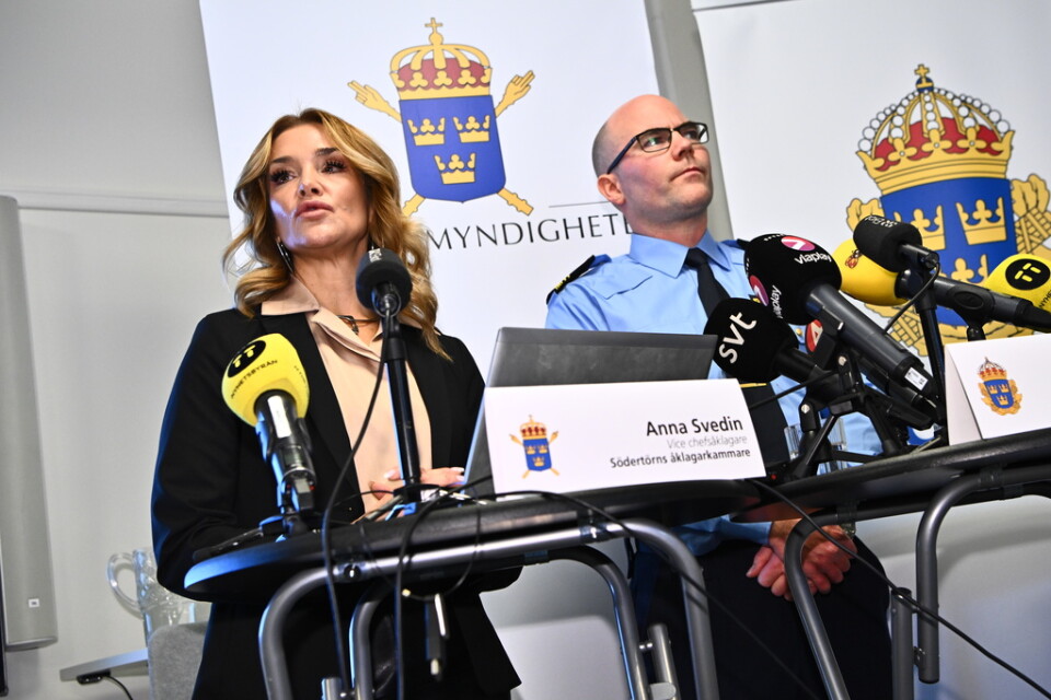 Anna Svedin, vice chefsåklagare vid Södertörns åklagarkammare och förundersökningsledare och Lukas Molander, gruppchef på grova brott vid polisområde Stockholm Syd, vid en pressträff där åtalet presenteras.