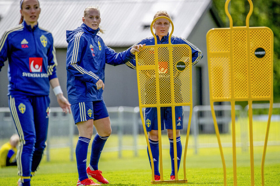 Regelbrott! Stina Blackstenius och Mimmi Larsson, längst till höger, får inte lov att ställa sig i motståndarmuren under fotbolls-VM.