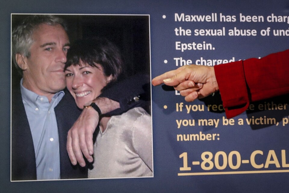 Ett foto på Jeffery Epstein och Ghislaine Maxwell som åklagaren Audrey Strauss pekar på i samband med att åtal väcks mot Maxwell i juli 2020.
