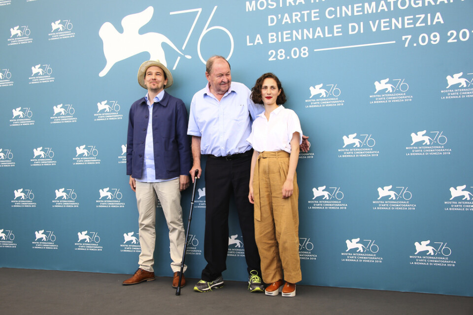 Roy Andersson tillsammans med skådespelarna Anders Hellström och Tatiana Delaunay under årets filmfestival i Venedig.