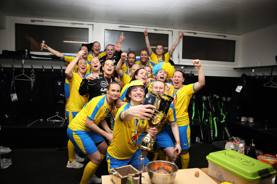 Sverige är åter världsmästare i innebandy, efter att ha besegrat Schweiz med 3–2 i VM-finalen under söndagen. Anna Wijk och Johanna Hultgren såg till att avgöra i förlängningen.